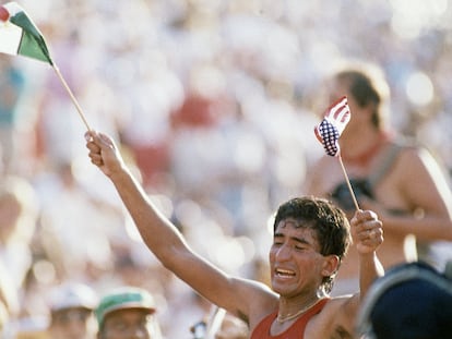 Ernesto Canto celebra su triunfo en Los Ángeles.