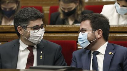 El presidente de la Generalitat, Pere Aragonès, junto a su vicepresidente, Jordi Puigneró (i), durante la sesión de control en el pleno del Parlament.