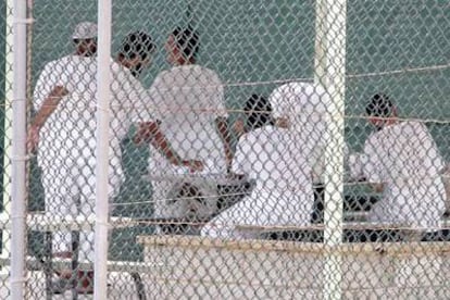 Varios prisioneros en el patio de la cárcel situada en la base de Guantánamo en 2004.