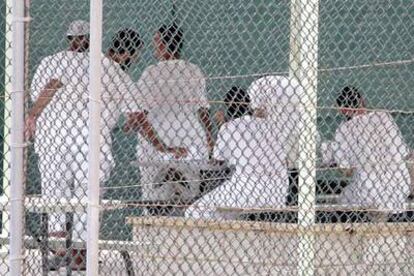 Varios prisioneros en el patio de la cárcel situada en la base de Guantánamo en 2004.