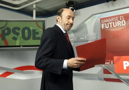 El secretario general del PSOE, Alfredo Pérez Rubalcaba, antes de la rueda de prensa posterior a la reunión de la Ejecutiva Federal de su partido.