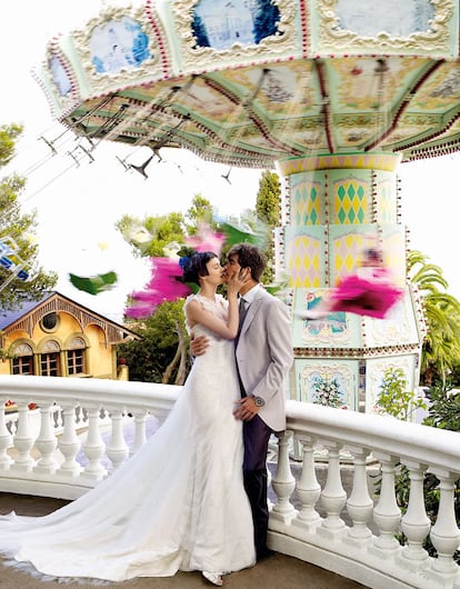 Ella con vestido de inspiración romántica en gasa y tul de Victorio & Lucchino, anillo de Dior, flores azules y verdes en el cabello de Mimoki y zapatos de Úrsula Mascaró. Él lleva 'total look' de Fuentecapala y reloj de Dior. Los zapatos también son de Mascaró.