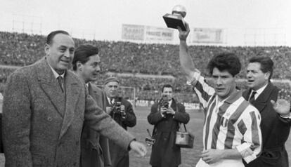 Sívori, con el Balón de Oro de 1961.