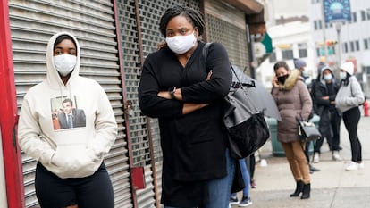 Americanos fazem fila para realizar testes de detecção de covid-19 em uma clínica na região de Nova Jersey