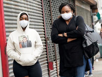 Americanos fazem fila para realizar testes de detecção de covid-19 em uma clínica na região de Nova Jersey