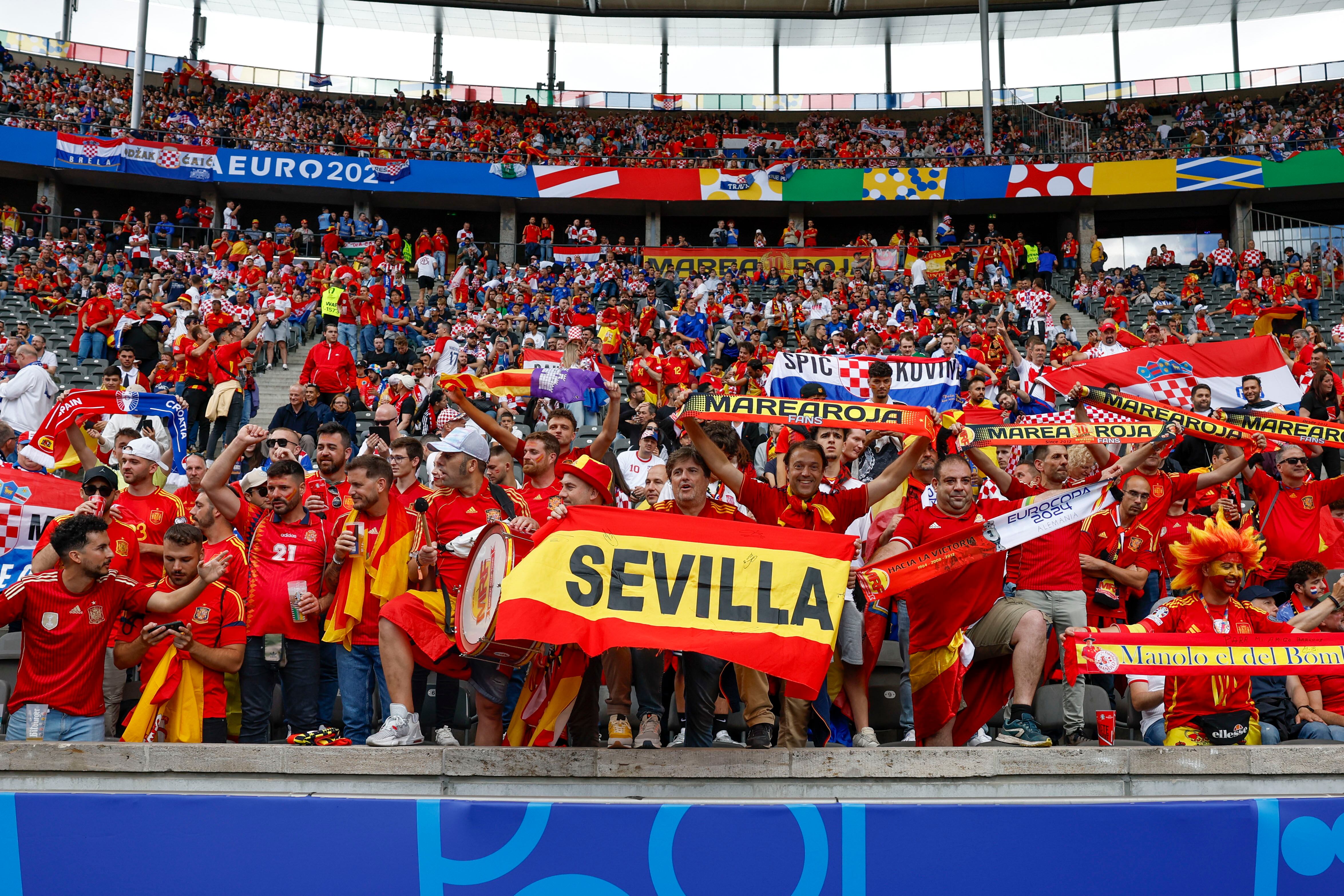 Aficionados españoles animan antes del inicio del partido entre España y Croacia, este sábado en el Estadio Olímpico de Berlín.