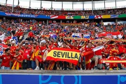 Aficionados españoles animan antes del inicio del partido entre España y Croacia, este sábado en el Estadio Olímpico de Berlín.
