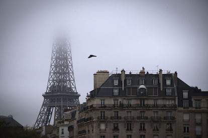 Una intensa niebla oculta parte de la Torre Eiffel en París (Francia).