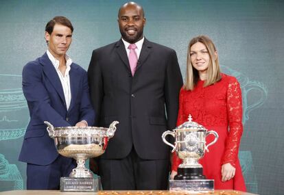 Nadal posa con Halep y el yudoca francés Teddy Riner, durante el sorteo en París.