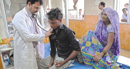 Un médico atiende a un paciente en Nueva Delhi (India).