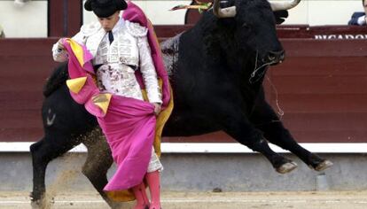 El torero Gonzalo Caballero en su turno de quites, en la tercera corrida de la Feria de Otoño de Las Ventas, compartiendo cartel con Uceda Leal y Eugenio de Mora, frente a reses de Vellosino.