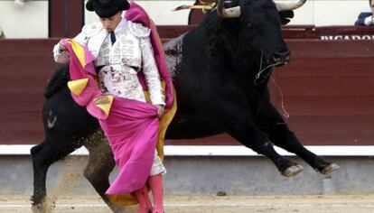 El torero Gonzalo Caballero en su turno de quites, en la tercera corrida de la Feria de Otoño de Las Ventas, compartiendo cartel con Uceda Leal y Eugenio de Mora, frente a reses de Vellosino.