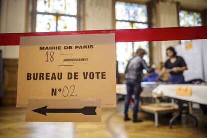 Cartel en un colegio electoral en París.