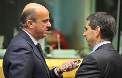 Luis De Guindos, ministro de Econom&iacute;a, conversa con el ministro de Finanzas portugu&eacute;s, Vitor Gaspar