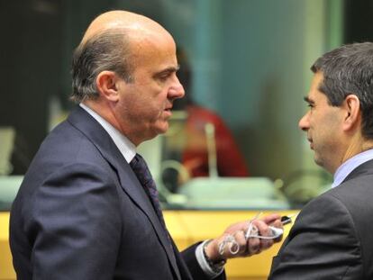 Luis De Guindos, ministro de Econom&iacute;a, conversa con el ministro de Finanzas portugu&eacute;s, Vitor Gaspar