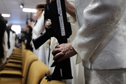 Una mujer sujeta un rifle AR-15 durante la ceremonia. En Newfoundland, un pueblo de la región rural de Pensilvania, el 68% de la población a favor de Trump en 2016.