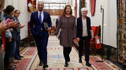 La presidenta del Congreso, Francina Armengol, acompañada de los otros miembros socialistas de la Mesa, Isaura Leal y Alfonso Rodríguez de Celis.