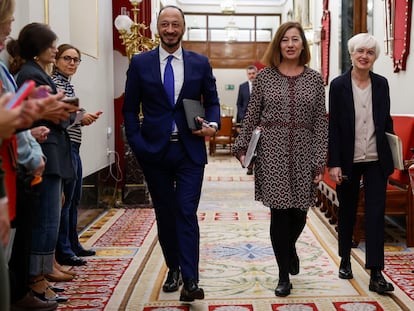 La presidenta del Congreso, Francina Armengol, acompañada de los otros miembros socialistas de la Mesa, Isaura Leal y Alfonso Rodríguez de Celis.