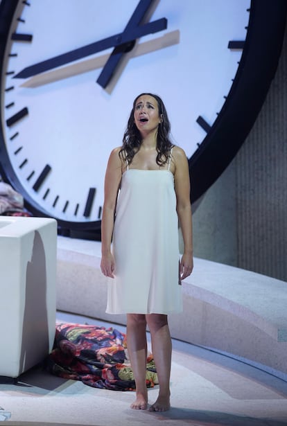 La soprano Nadine Sierra durante el dueto con Germont del segundo acto de ‘La traviata’, el pasado 24 de junio en el Teatro Real.