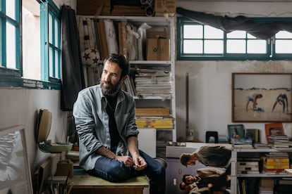 El artista Tamir Zadok, en su estudio de Tel Aviv, el 11 de febrero.