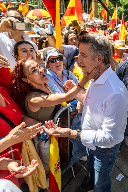 El líder del PP, Alberto Núñez Feijóo, conversa con varias mujeres, este domingo.