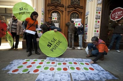 Los afectados por las hipotecas han pegado carteles con la foto de la diputada en su portal.