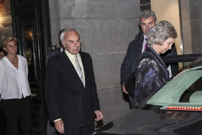 El marido y la hija de Margarita, el doctor Carlos Zurita y María Zurita, acompañaron a la reina Sofía hasta su coche al acabar la celebración. 
