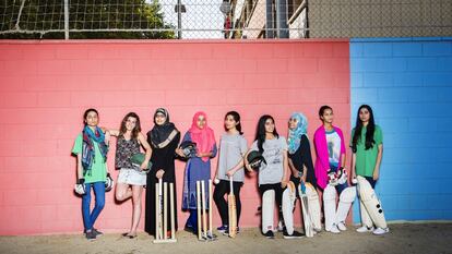 Aïna Coscollola, coordinadora de Ma’isah (segunda por la izquierda), junto a varias jugadoras del equipo de críquet.