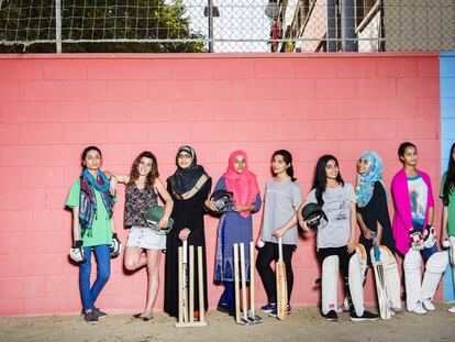 Aïna Coscollola, coordinadora de Ma’isah (segunda por la izquierda), junto a varias jugadoras del equipo de críquet.