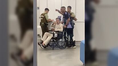 Aníbal Mosa abandona una clínica tras ser agredido durante una reunión del directorio de Colo Colo, en un video difundido en redes sociales.