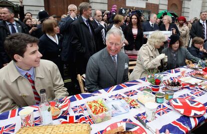 El príncipe Carlos de Inglaterra y su esposa Camilla se presentaron hoy por sorpresa en la fiesta popular de Picadilly