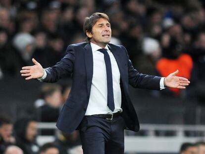 Antonio Conte, nuevo entrenador del Tottenham, durante el partido de la Europa League contra el Vitesse.