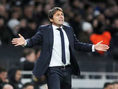 Antonio Conte, nuevo entrenador del Tottenham, durante el partido de la Europa League contra el Vitesse.