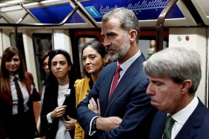 El Rey, la ministra de Industria, Reyes Maroto, (a su derecha) y el presidente de la Comunidad de Madrid, Ángel Garrido (a su izquierda).