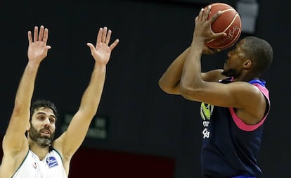 Mitchell, del Estudiantes, y Berni Rodr&iacute;guez (izquierda), del Baloncesto Sevilla, en diciembre pasado.
 