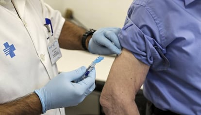 Primer dia de la campanya de vacunació antigrip el 2017.