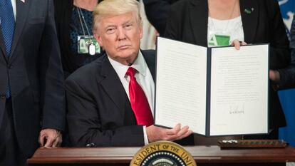 Donald Trump firma la orden de comenzar con el proyecto del muro en la frontera con M&eacute;xico.
 