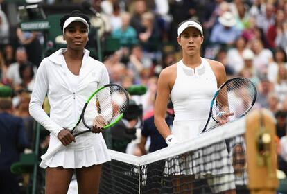 Venus Williams y Garbiñe Muguruza, antes de la final femenina de Wimbledon.