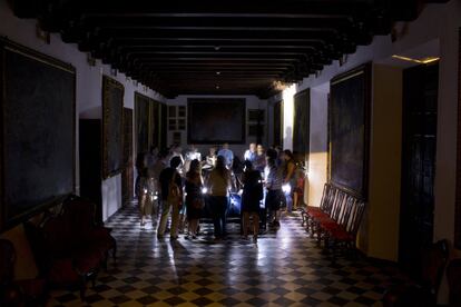 Visita nocturna al Hospital de la Santa Caridad de donde Bartolomé Esteban Murillo fue hermano y donde se encuentran algunas obras y réplicas de obras pintadas por él. En esta sala hay una tabla que ilustra la inusual escena de un cortejo fúnebre.