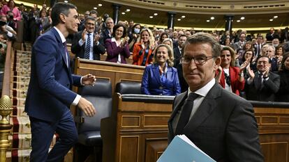 Alberto Núñez Feijóo, en primer término, tras felicitar a Pedro Sánchez, este jueves en el Congreso de los Diputados.