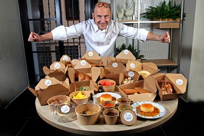 El cocinero Joaquín Felipe con sus productos de 'delivery' de 'Montar el Pollo'.