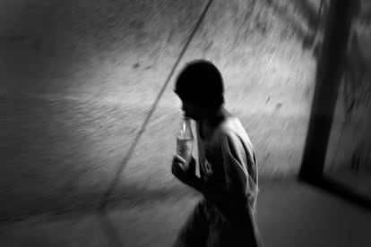 Una joven pasea por la calle inhalando pegamento. En la capital de Honduras y otras poblaciones del país es una estampa habitual. Cientos de jóvenes se arrastran con una botella de plástico o una bolsa con el disolvente entre sus manos y pegadas a la nariz.