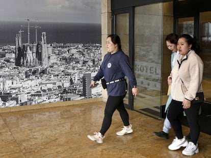 Turistes en un hotel de Barcelona, aquest dissabte.