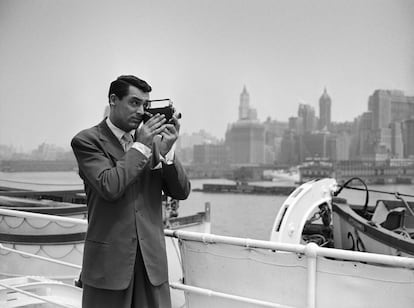 En 1938, a la vuelta de unas vacaciones por Europa, Cary Grant fotografía la costa de Nueva York.