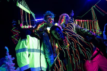 Asistentes vestidos con prendas y accesorios fluorescentes posan este miércoles durante la 'rave', celebrada en Fuente Álamo.