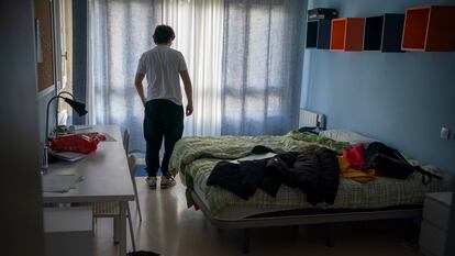 Un menor, en el interior de su habitación, en el centro de menores Juan Pablo II, en Segovia. 