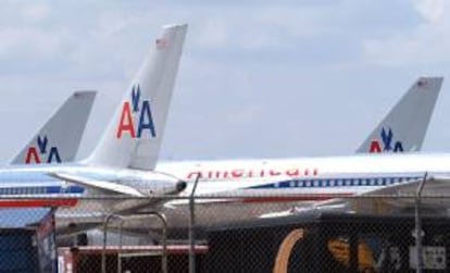 La nueva compañía mantendría el nombre de American Airlines y su sede en Fort Worth (Texas) contaría con 94.000 empleados, 950 aviones, 6.500 vuelos diarios, 9 aeropuertos centrales. EFE/Archivo