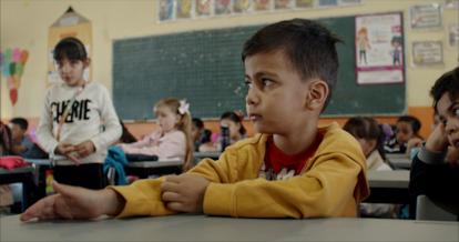 Niños y niñas en el aula de clase retratado en el documental 'La falla', dirigido por Alana Simões.