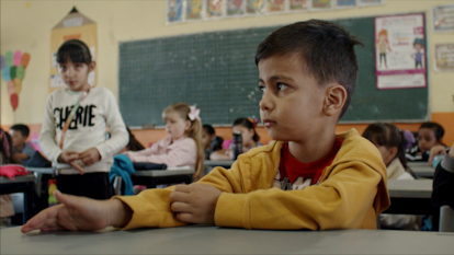 Niños y niñas en el aula de clase retratado en el documental 'La falla', dirigido por Alana Simões.