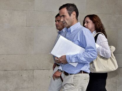 El exgerente de Emarsa, Esteban Cuesta, con una carpeta bajo el brazo, entra en la ciudad de la Justicia de Valencia.